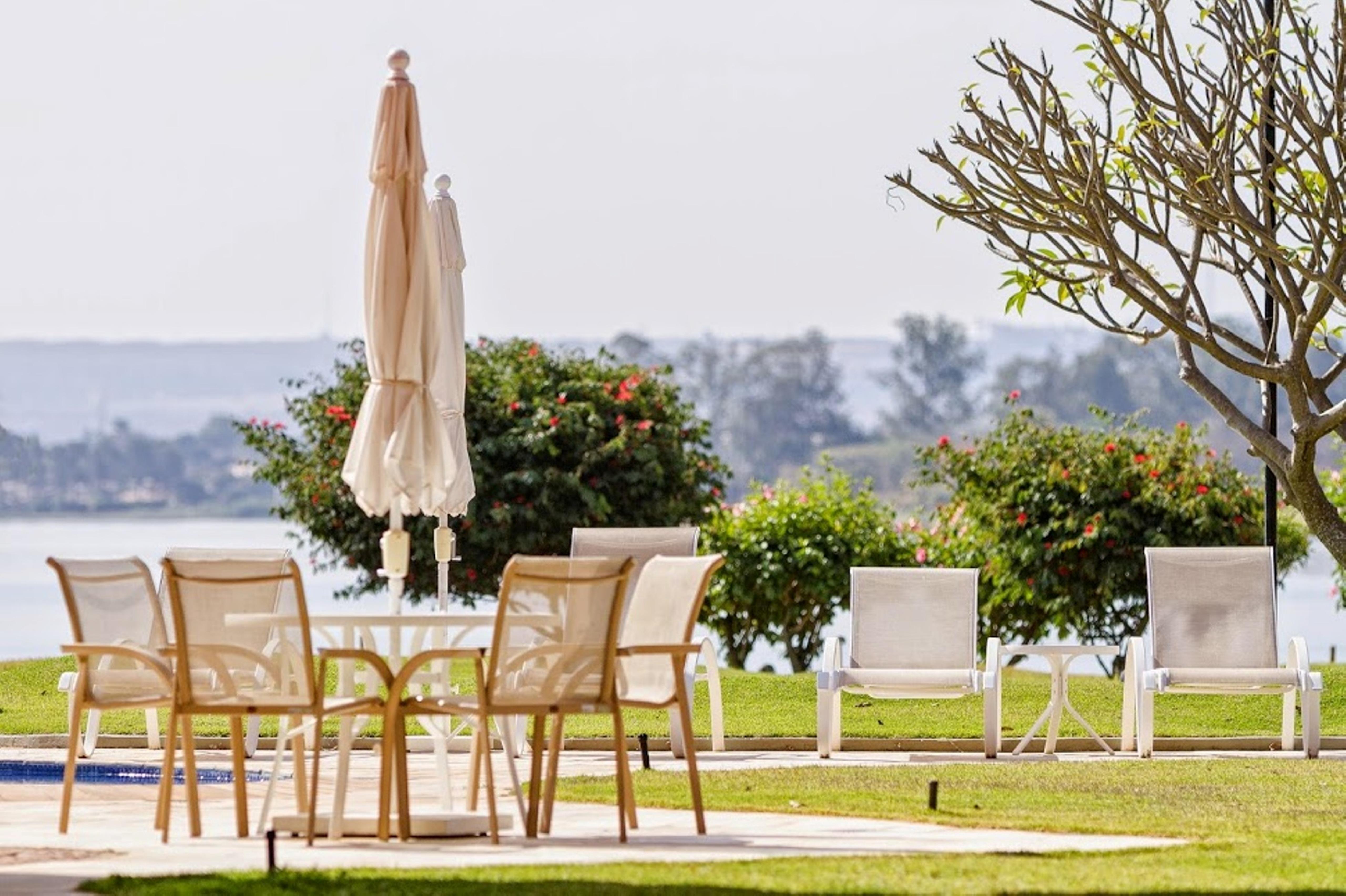 Royal Tulip Brasilia Alvorada Hotell Exteriör bild The resort's pool area