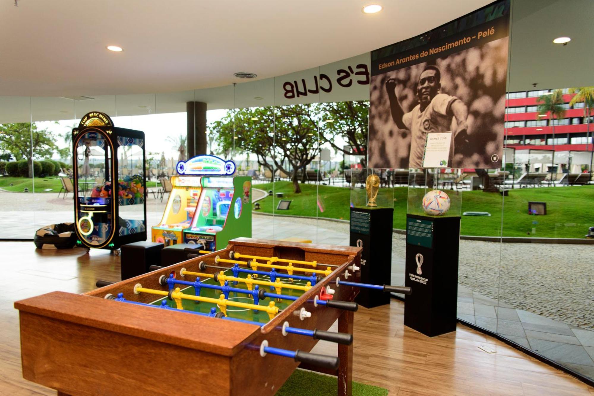 Royal Tulip Brasilia Alvorada Hotell Exteriör bild The FIFA World Cup Trophy at the Siam Center, Bangkok, Thailand