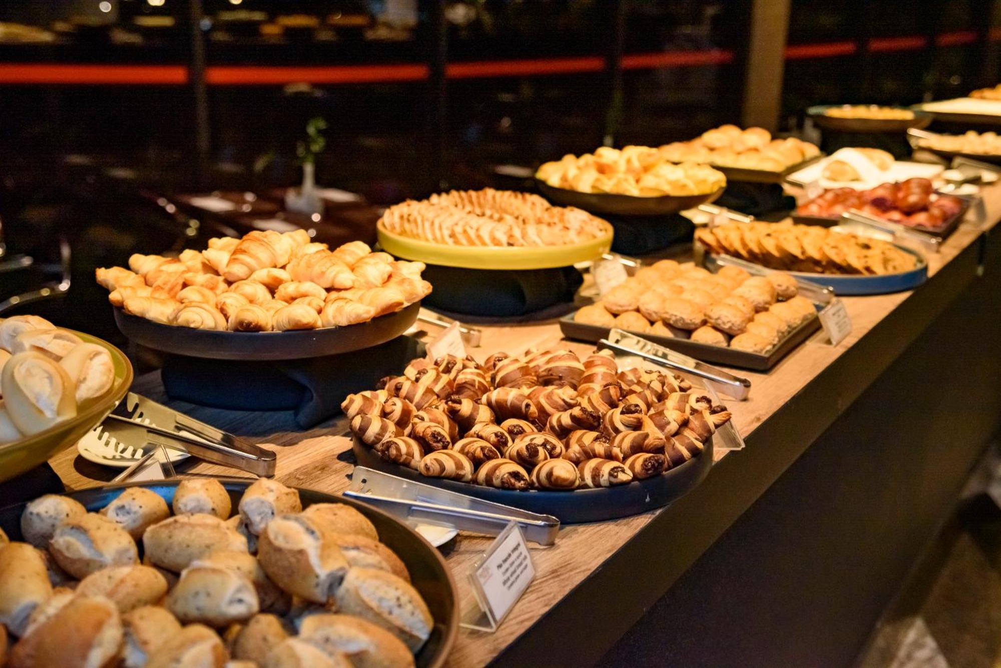 Royal Tulip Brasilia Alvorada Hotell Exteriör bild A selection of pastries at a buffet