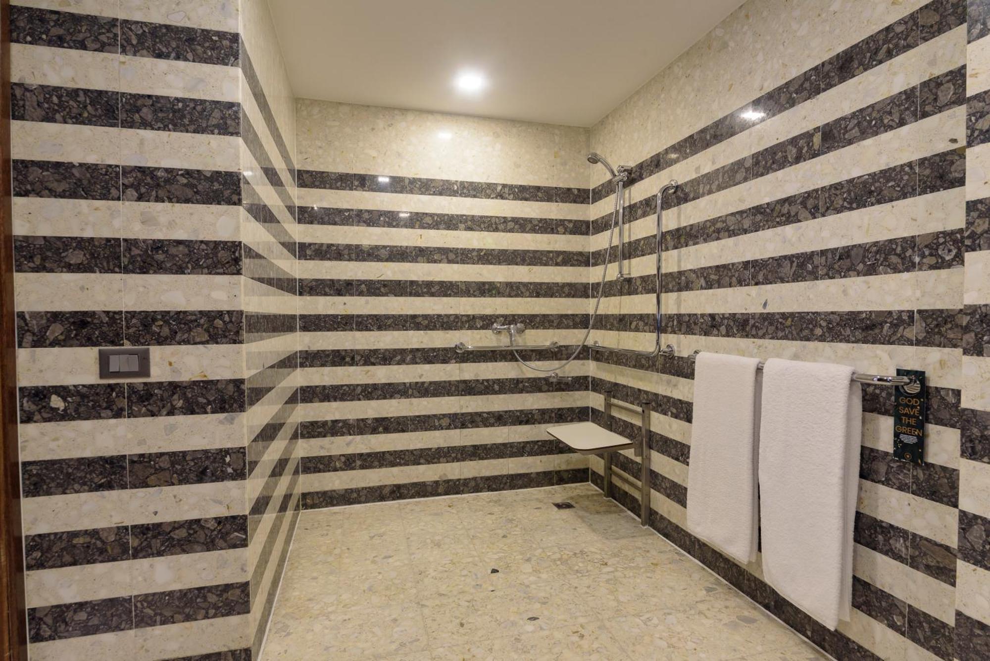 Royal Tulip Brasilia Alvorada Hotell Rum bild A shower