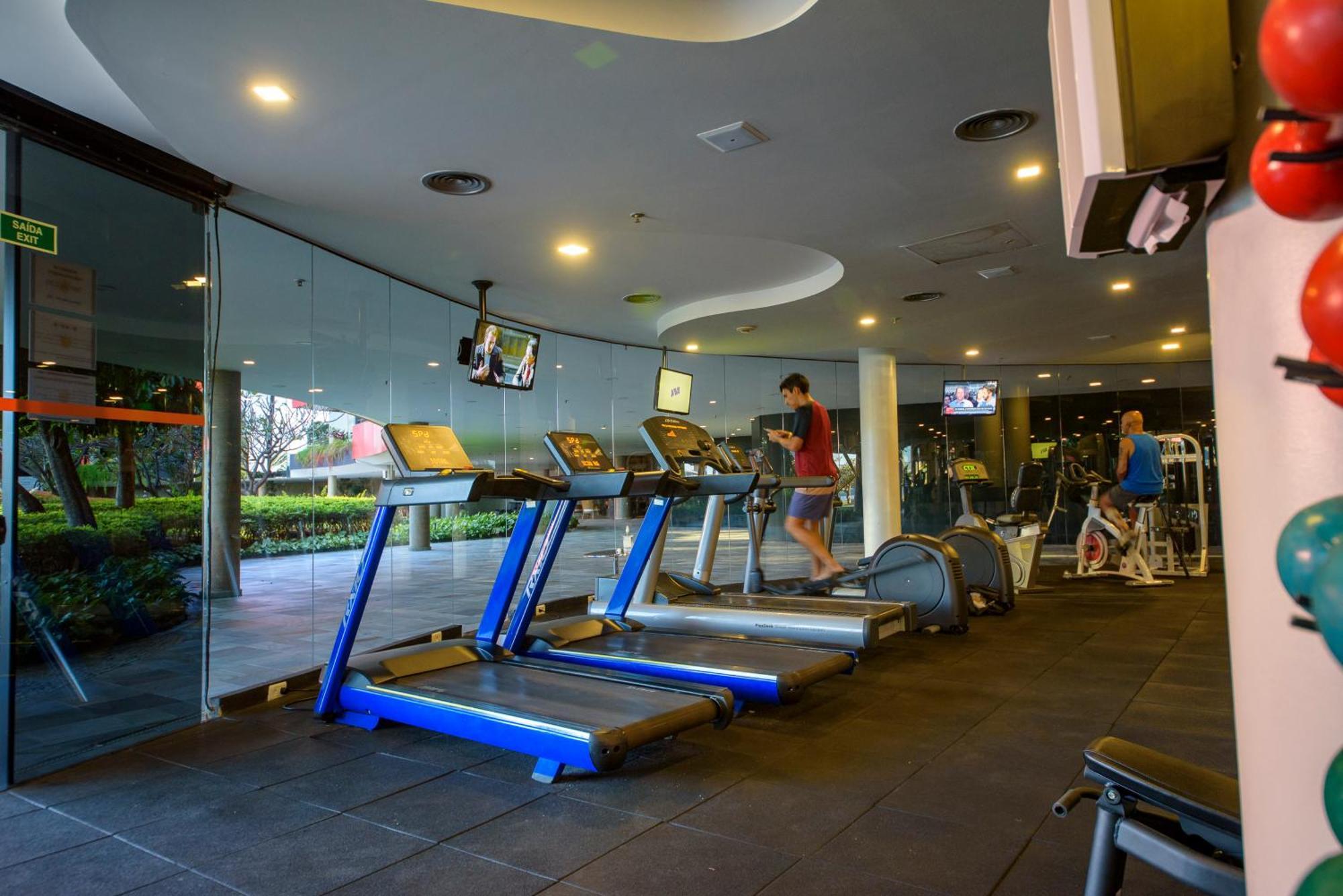Royal Tulip Brasilia Alvorada Hotell Exteriör bild A treadmill