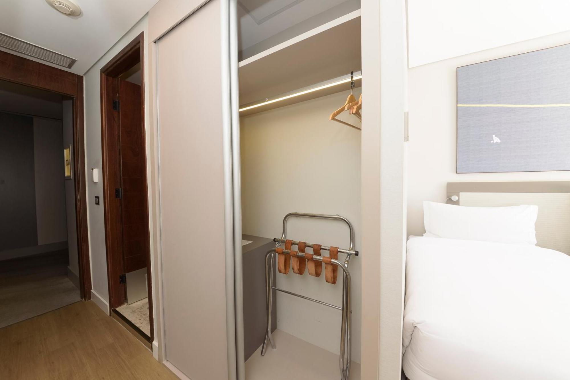 Royal Tulip Brasilia Alvorada Hotell Exteriör bild A sliding door