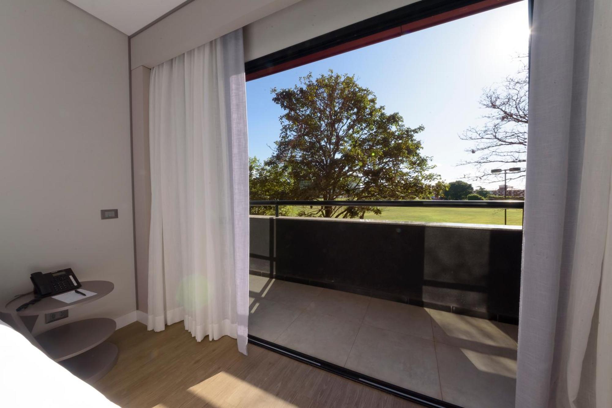 Royal Tulip Brasilia Alvorada Hotell Rum bild A view of the balcony of a typical apartment at the complex.