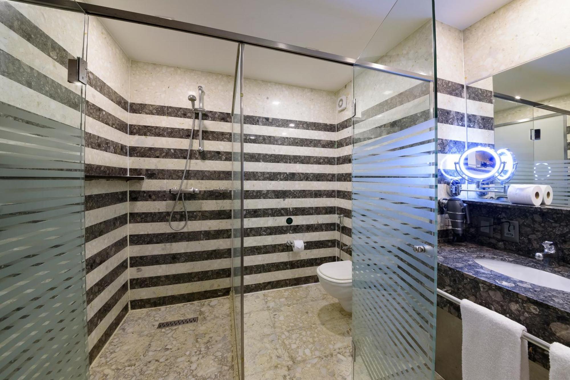 Royal Tulip Brasilia Alvorada Hotell Exteriör bild A shower enclosure